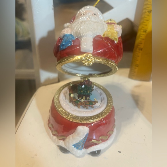 Porcelain Music Box Animated Wind Up Motion
Santa & teddy🧸
#B-100 - Picture 3 of 4